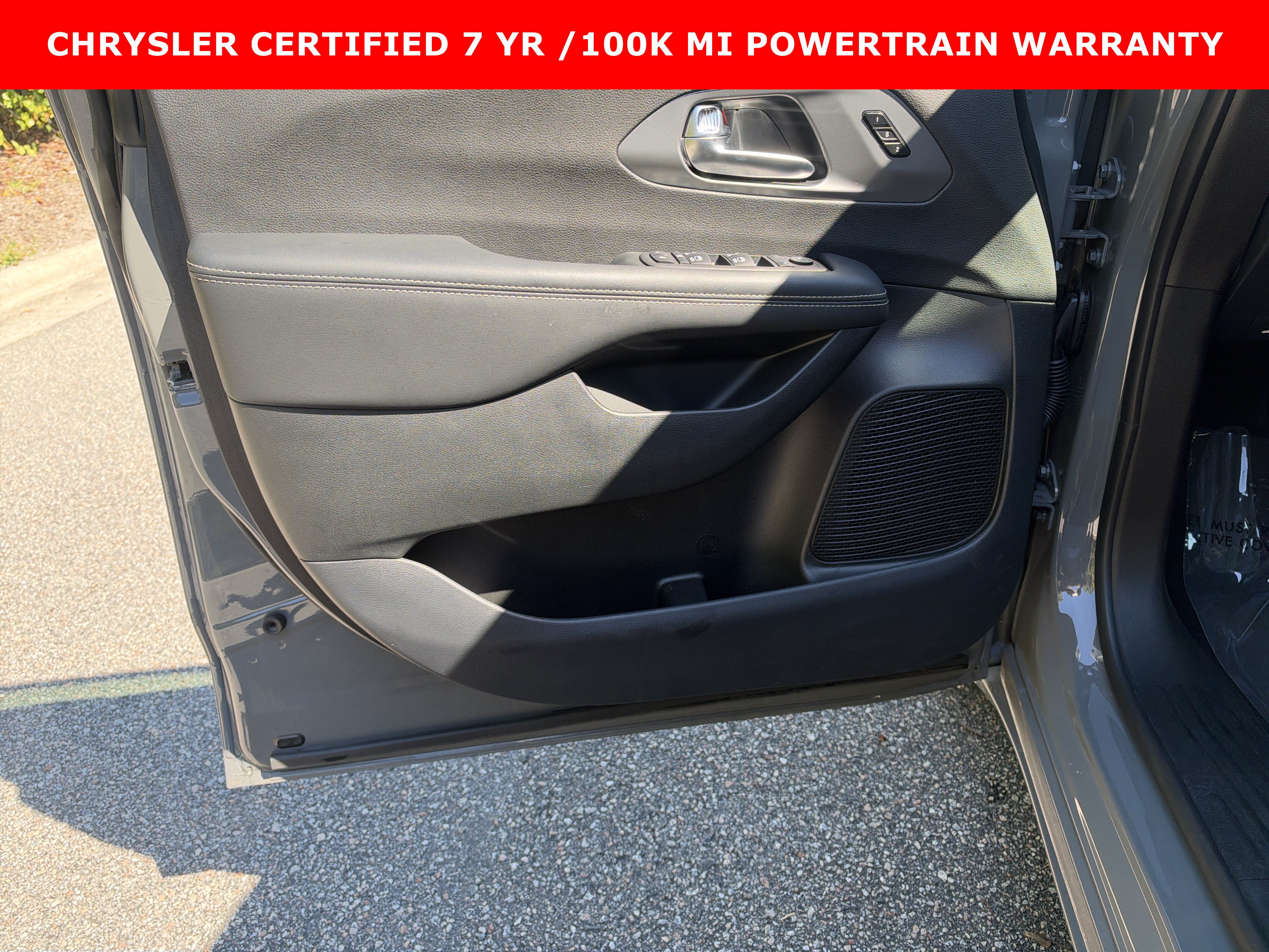 Used 2025 Chrysler Pacifica Select FWD image 13