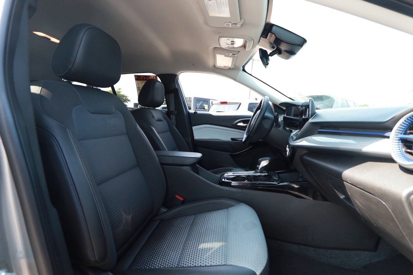 Used 2025 Chevrolet Trax LT w/ LT Convenience Package FWD image 26