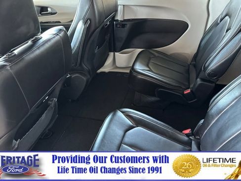 Used 2023 Chrysler Pacifica Touring-L image 12