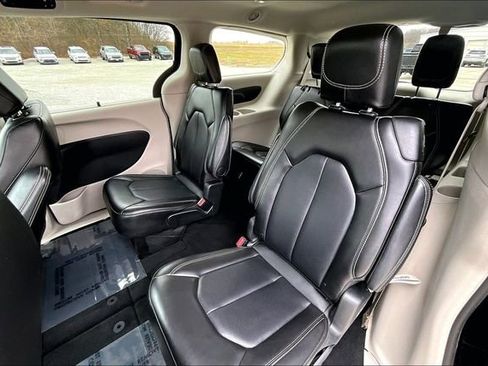 Used 2024 Chrysler Pacifica Touring-L image 26