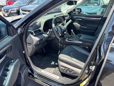 Used 2026 Toyota Highlander Limited AWD/4WD image 18