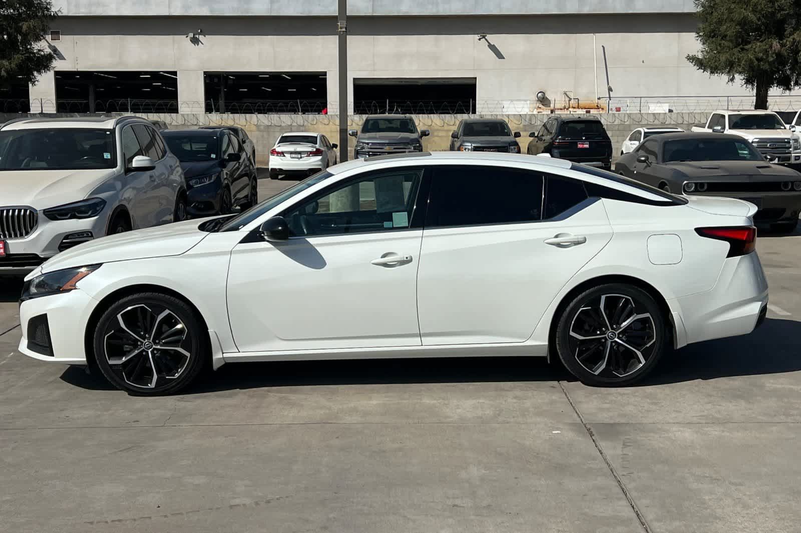 Used 2023 Nissan Altima 2.5 SR w/ SR Premium Package FWD image 6