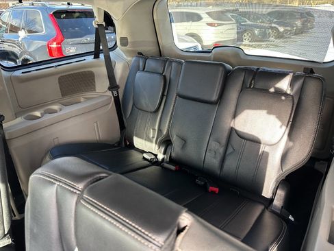 Used 2014 Chrysler Town & Country Touring-L image 12