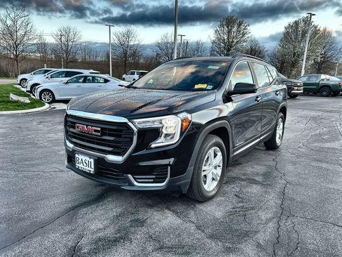 Used 2023 GMC Terrain SLE w/ Driver Convenience Package image 4