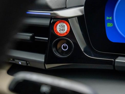 Certified 2025 Porsche Macan Electric image 31