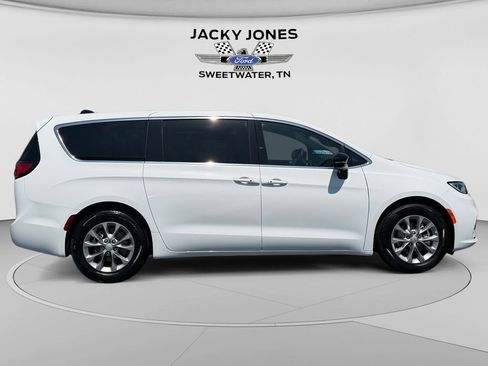 Used 2026 Chrysler Pacifica Limited FWD image 6