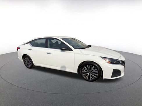 Used 2025 Nissan Altima 2.5 SV image 2