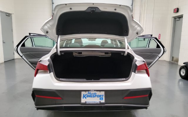 Used 2025 Hyundai Elantra SEL FWD image 15
