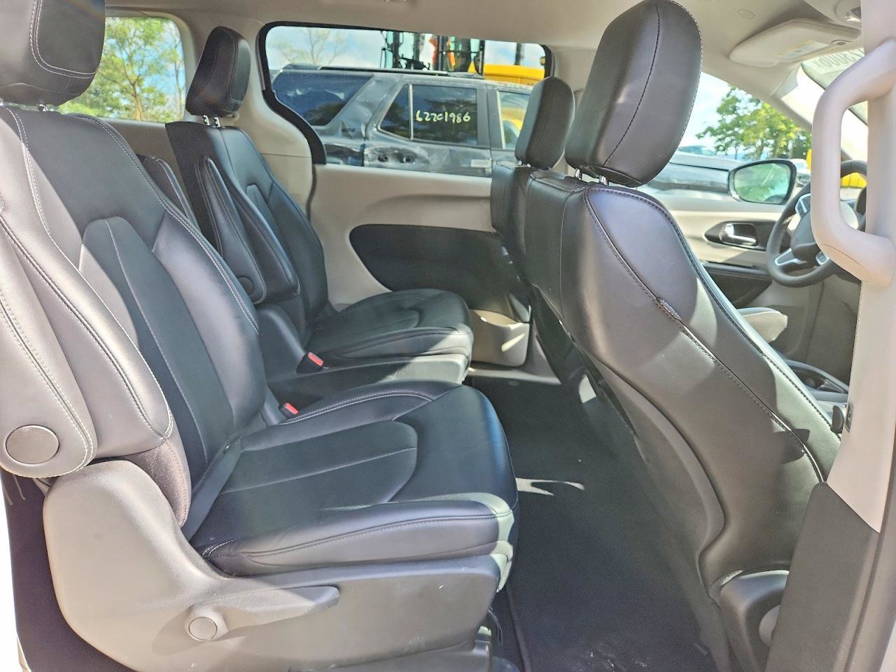 Used 2024 Chrysler Pacifica Limited FWD image 9