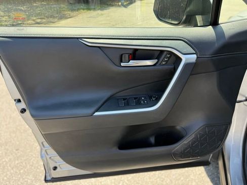 Used 2019 Toyota RAV4 Limited image 17