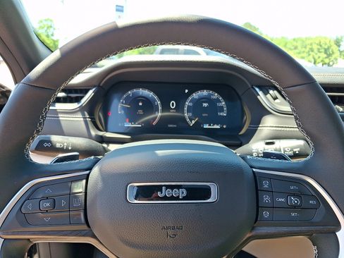 Used 2025 Jeep Grand Cherokee L Limited AWD/4WD image 22