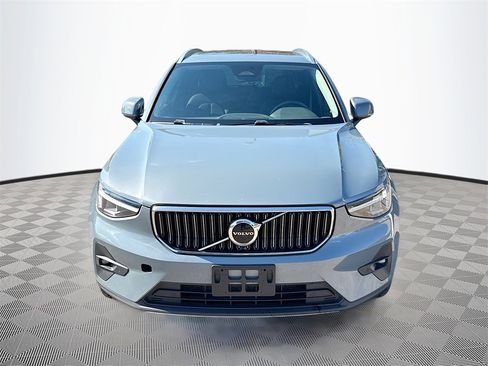 Used 2023 Volvo XC40 B4 Plus image 2