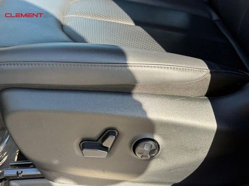Used 2024 Chrysler Pacifica Touring-L FWD image 23