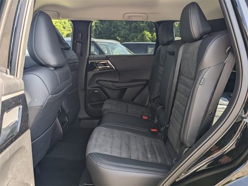 New 2025 Mitsubishi Outlander SE image 15