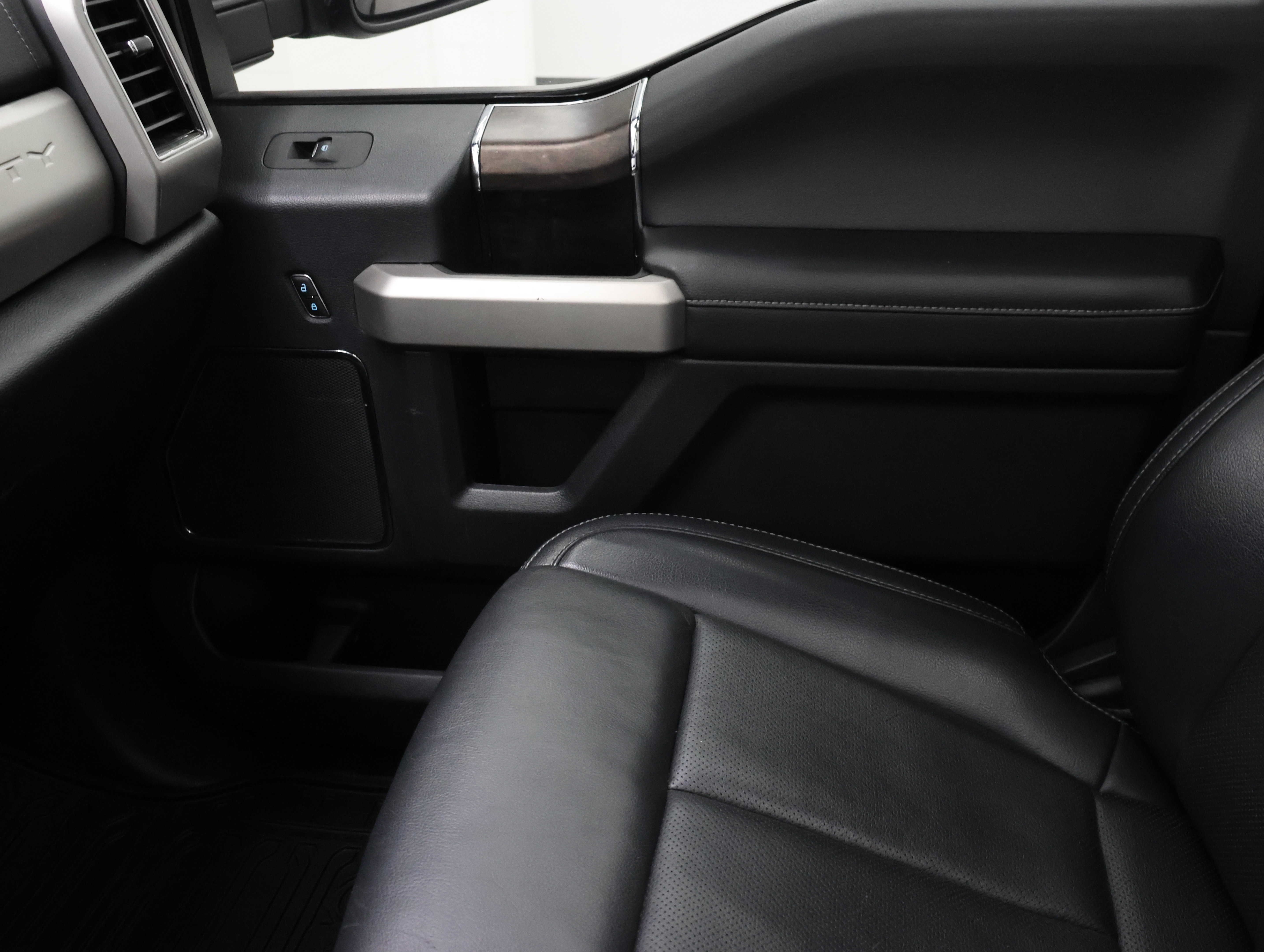 Used 2022 Ford F250 Lariat w/ Black Appearance Package AWD/4WD image 13