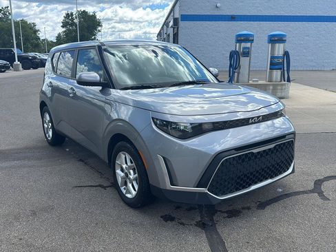 Used 2025 Kia Soul LX w/ LX Technology Package FWD image 7