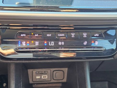 Used 2023 Chevrolet Bolt EUV LT w/ Convenience Package FWD image 15