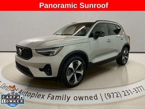 Used 2025 Volvo XC40 B5 Plus AWD/4WD image 1