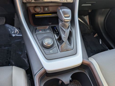 Used 2021 Toyota RAV4 Limited image 18