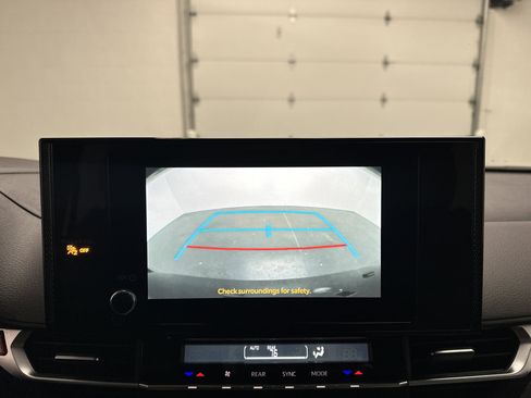 Used 2025 Toyota Sienna LE image 31