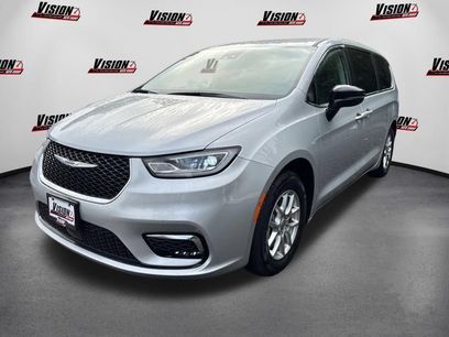 Used 2024 Chrysler Pacifica Touring-L