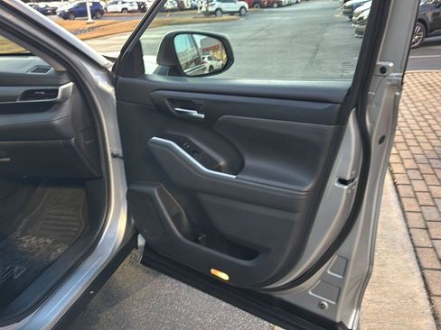 Used 2021 Toyota Highlander XLE image 12