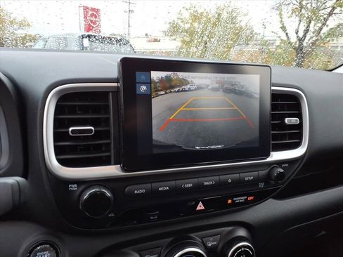 Used 2024 Hyundai Venue SEL image 23