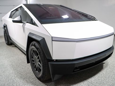 Used 2024 Tesla Cybertruck AWD Crew Cab image 5