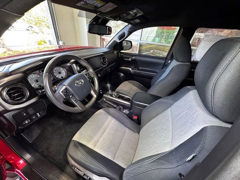 Used 2020 Toyota Tacoma TRD Off-Road w/ Technology Package AWD/4WD image 18