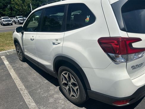 Used 2023 Subaru Forester Premium AWD/4WD image 2