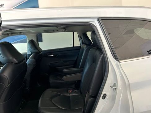 Used 2022 Toyota Highlander XLE AWD/4WD image 16