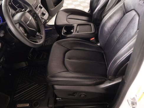 Used 2024 Chrysler Pacifica Touring-L w/ Uconnect Theater Family Group FWD image 12