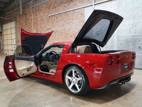 Used 2005 Chevrolet Corvette Coupe w/ Preferred Equipment Group RWD image 27