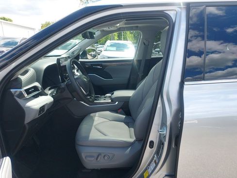 Used 2025 Toyota Highlander Platinum AWD/4WD image 36