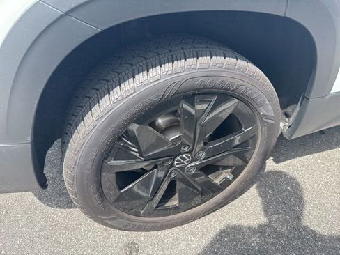 Used 2025 Volkswagen Taos SE w/ Panoramic Sunroof Package image 10