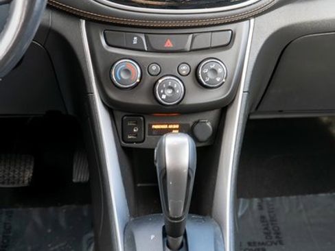 Used 2022 Chevrolet Trax LT w/ LT Convenience Package image 16