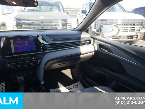 Used 2025 Toyota Camry SE image 19