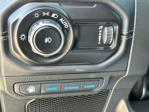 Used 2025 Jeep Wrangler Unlimited Sahara image 18