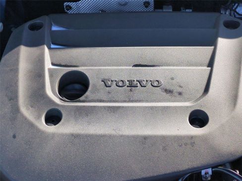 Certified 2025 Volvo XC40 B5 Plus AWD/4WD image 24