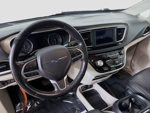 Used 2019 Chrysler Pacifica Touring-L FWD image 19