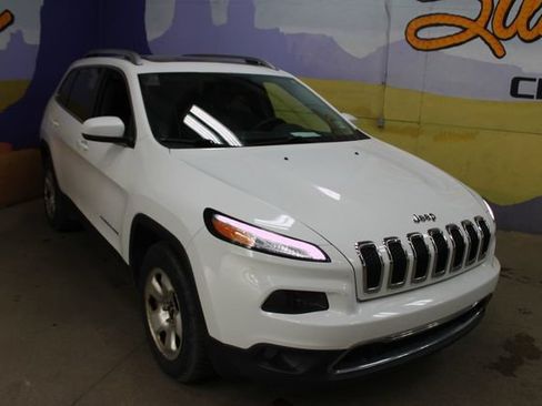 Used 2017 Jeep Cherokee Limited w/ Luxury Group AWD/4WD image 2