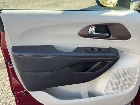 Used 2023 Chrysler Voyager LX image 12