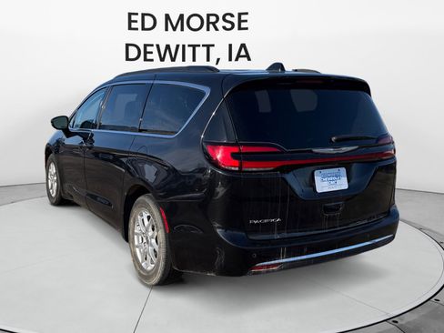 Used 2022 Chrysler Pacifica Touring-L image 3