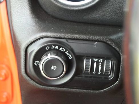 Used 2019 Jeep Wrangler Unlimited Sahara w/ Uconnect 4C Nav & Sound Group AWD/4WD image 15
