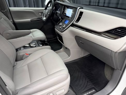 Used 2019 Toyota Sienna XLE w/ XLE Navigation Package AWD/4WD image 22