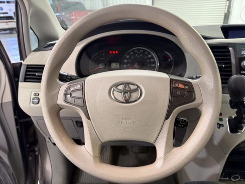 Used 2012 Toyota Sienna LE FWD image 16