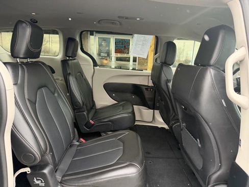 Used 2024 Chrysler Pacifica Touring-L image 19
