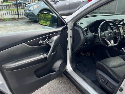 Used 2019 Nissan Rogue SV w/ Sun & Sound Touring Package image 13