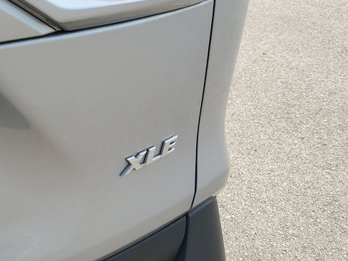 Used 2021 Toyota RAV4 XLE FWD image 8