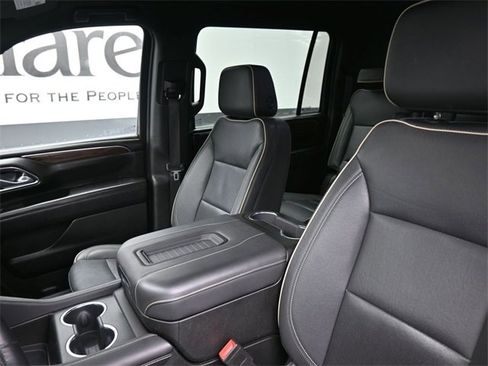Used 2023 Chevrolet Suburban Premier image 16